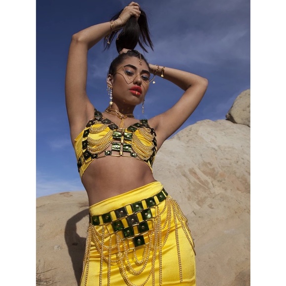 Avant Garde Triangular Gold Frame Lensless Glasses - Picture 4 of 16